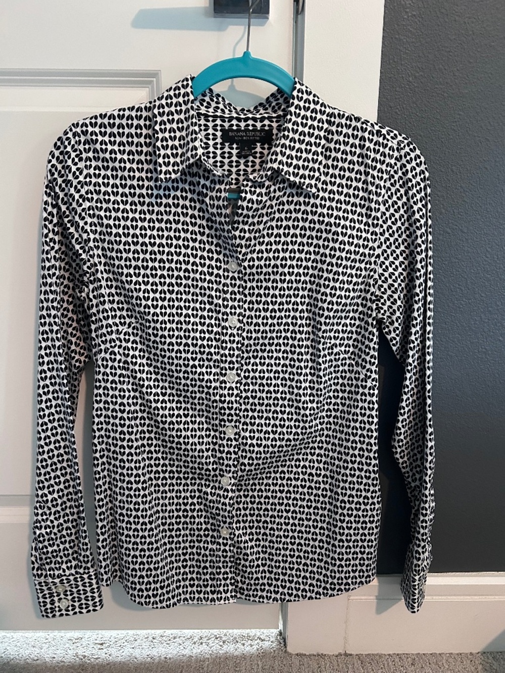 Banana Republic Non-Iron Fitted Heart Print Button Down Shirt Black White, Sz 6